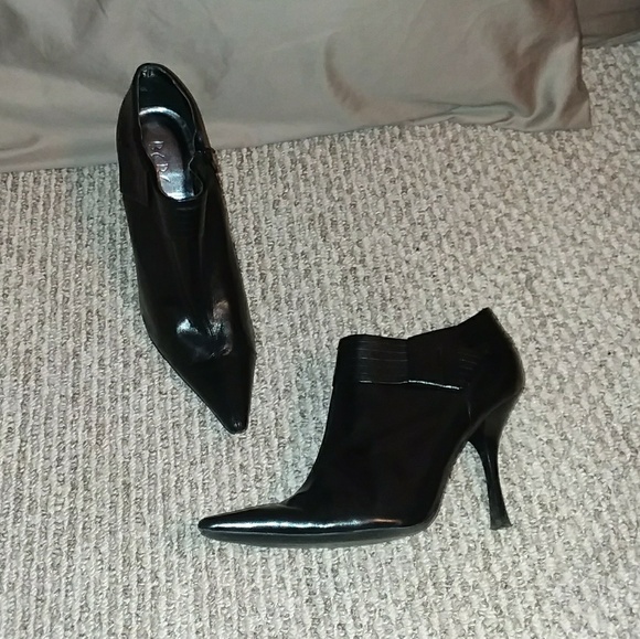 **Excellent Condition** BCBG Ankle Boots - Picture 2 of 8